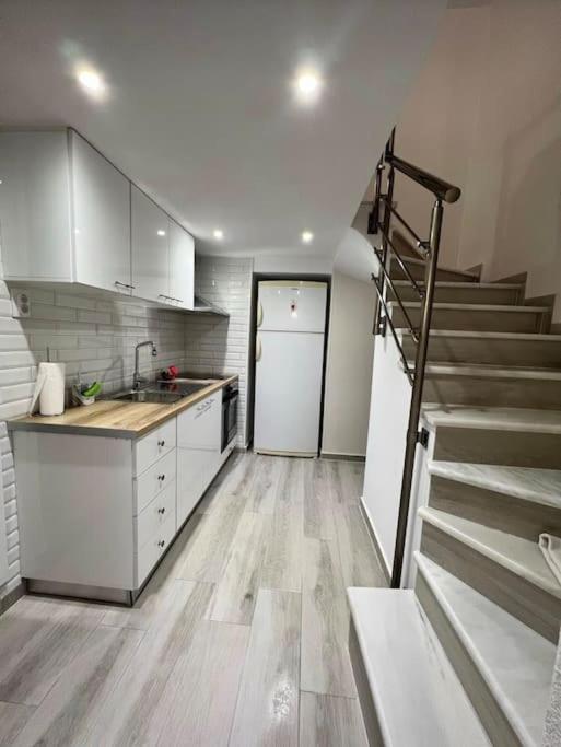 Chris Apartment With Loft Превеза Экстерьер фото